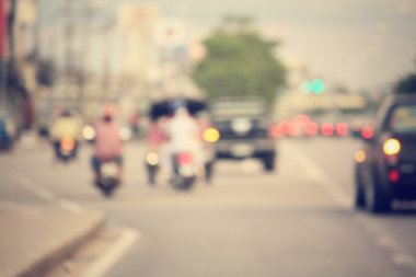 Yoldaki araba bulanık.