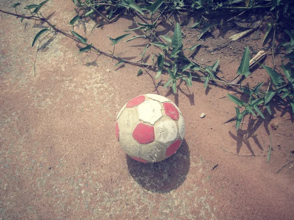 Старый футбольный мяч — стоковое фото