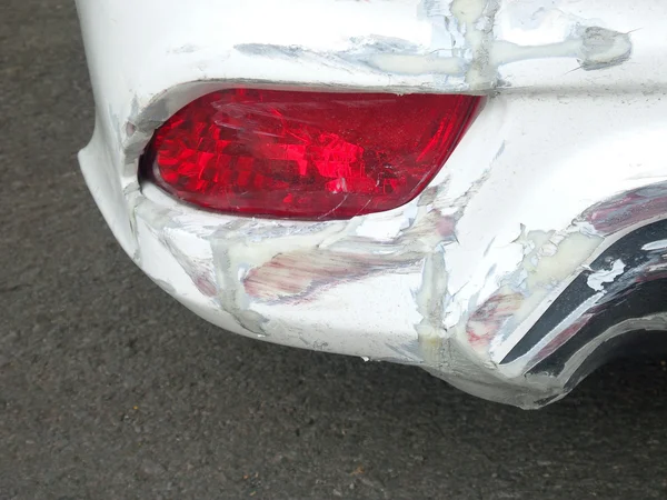Szczegóły przedni błotnik samochodu w wypadku — Zdjęcie stockowe