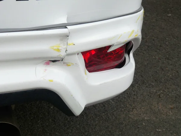 Detalles de guardabarros delantero coche en un accidente —  Fotos de Stock