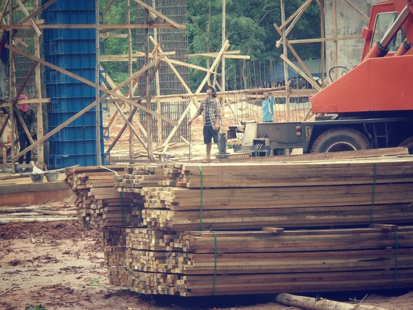 Crane and unfinished building at construction site — Stock Photo, Image