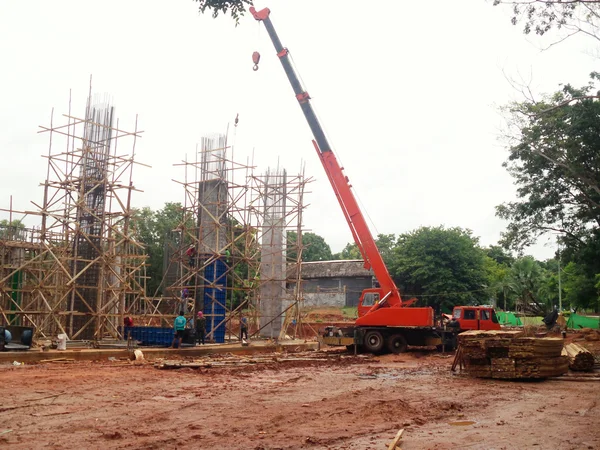 Grúa y construcción inacabada en obra —  Fotos de Stock