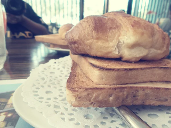 Croissants e pão torrado — Fotografia de Stock