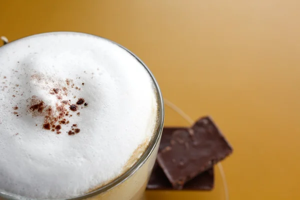 Koffie beker en chocolade bar — Stockfoto