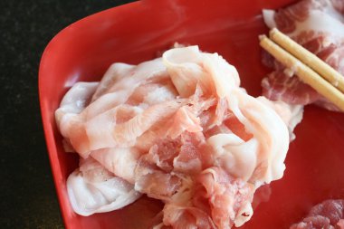 pişmemiş domuz eti 