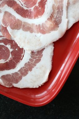 pişmemiş domuz eti 