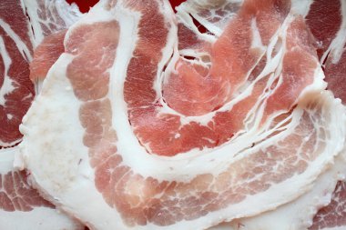 pişmemiş domuz eti 