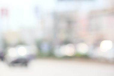 Yoldaki araba bulanık.