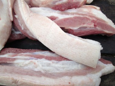 pişmemiş domuz eti