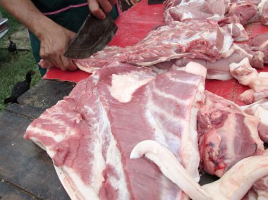 pişmemiş domuz eti