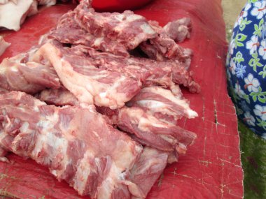 Çiğ domuz kaburgası