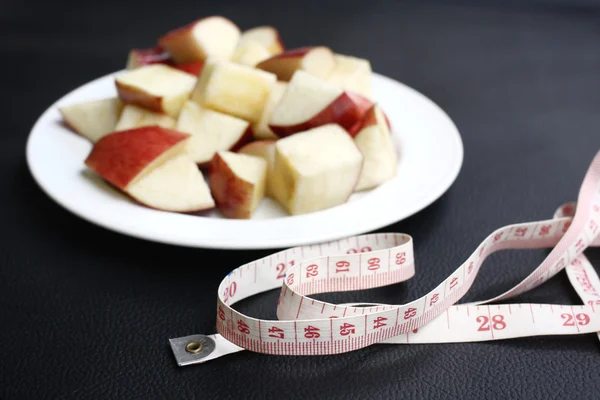 Maßband und Apfel — Stockfoto