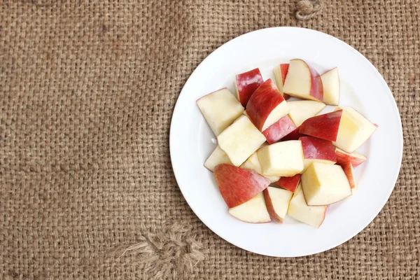 Rodaja de manzanas rojas frescas —  Fotos de Stock