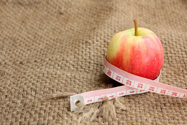 Measure tape and apple — Stock Photo, Image