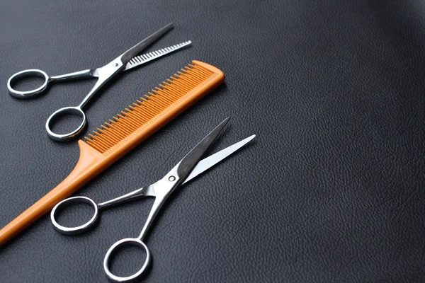 Ножницы и расческа для стрижки волос — стоковое фото