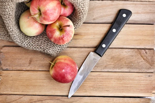 Manzanas con cuchillo . —  Fotos de Stock