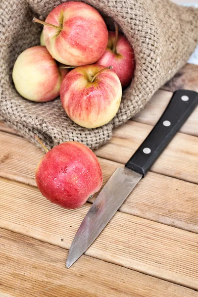 Manzanas con cuchillo . —  Fotos de Stock