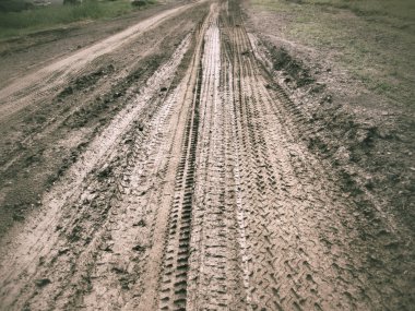 Topraktaki tekerlek izleri.