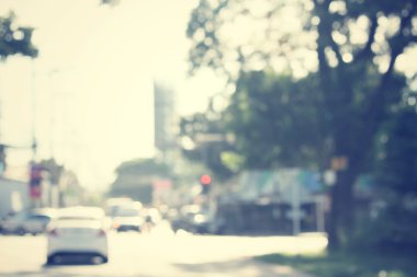 Yoldaki araba bulanık.