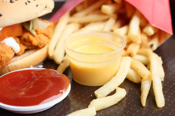 Hamburger en friet — Stockfoto