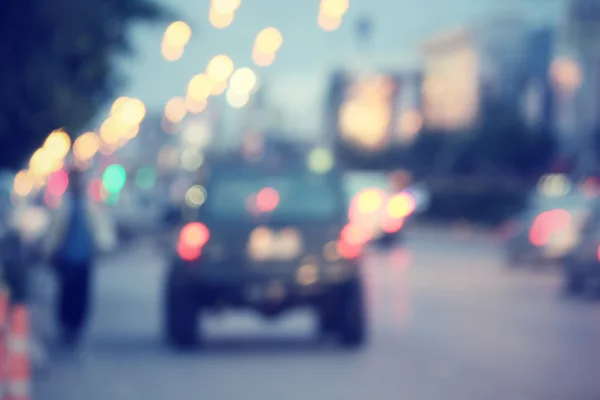 Difuminado de coche en la ciudad por la noche — Foto de Stock