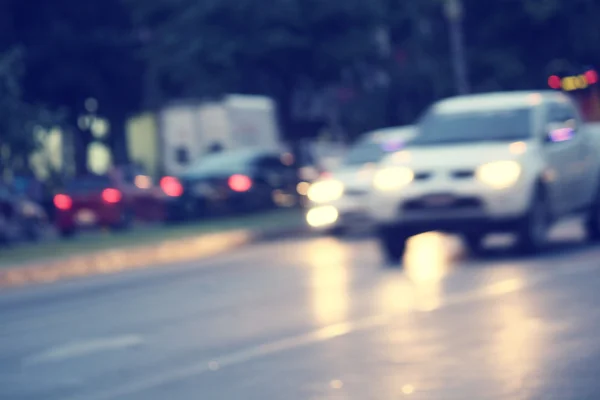 Auto nachts in der Stadt verschwommen — Stockfoto