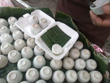 Hindistan cevizi sütü karıştırın şeker ve un. 