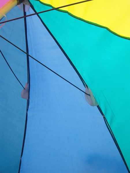 Крупным планом пляжный зонтик — стоковое фото