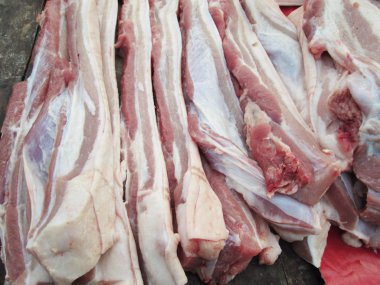 pişmemiş domuz eti