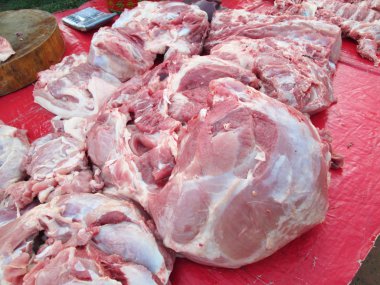 pişmemiş domuz eti