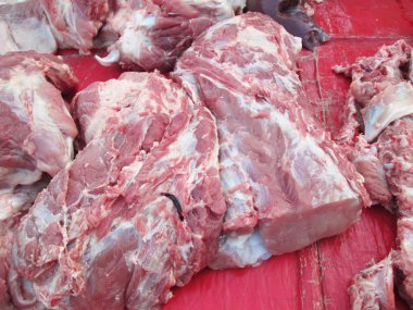 pişmemiş domuz eti