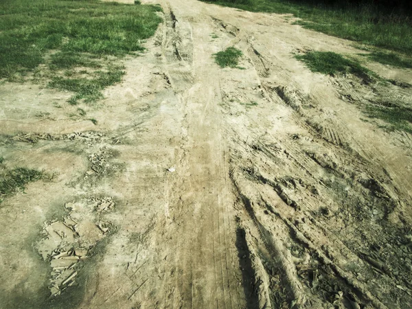 Topraktaki tekerlek izleri. — Stok fotoğraf