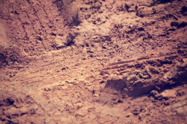 Topraktaki tekerlek izleri.