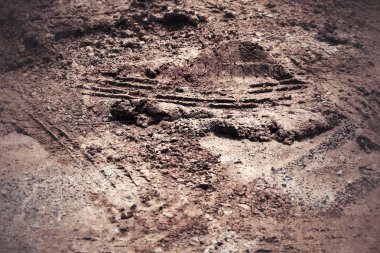 Topraktaki tekerlek izleri.