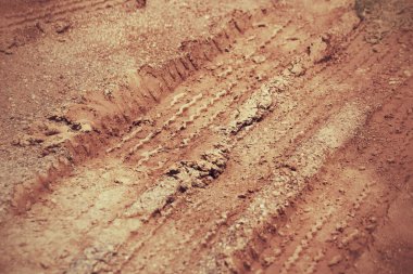 Topraktaki tekerlek izleri.