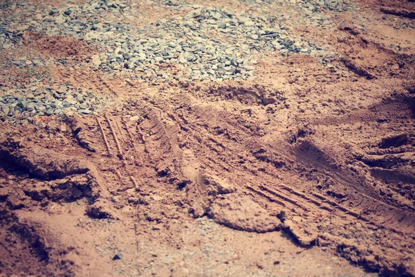 Topraktaki tekerlek izleri.