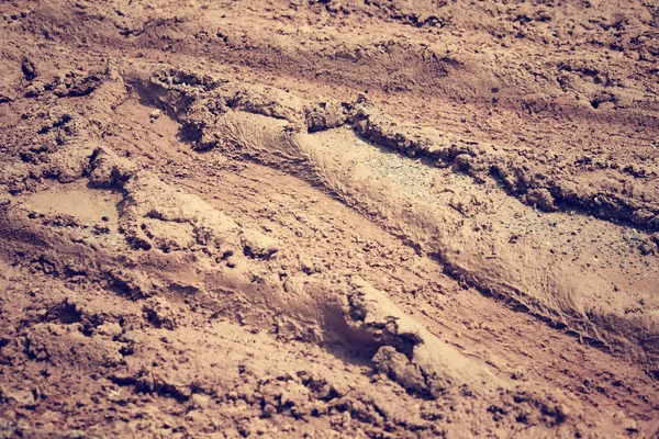 Topraktaki tekerlek izleri.