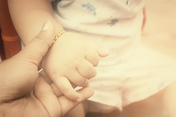 Mani della madre e del bambino — Foto Stock