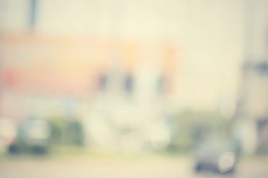 Yoldaki araba bulanık.