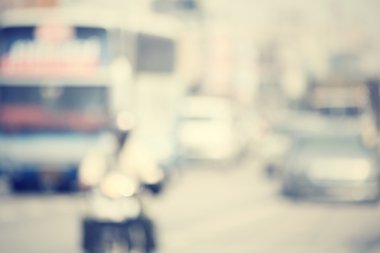 Yoldaki araba bulanık.