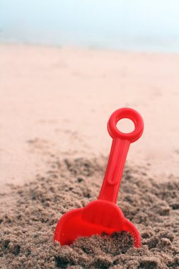 Çocukların kumsaldaki oyuncakları