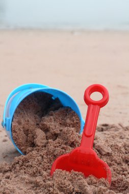 Çocukların kumsaldaki oyuncakları