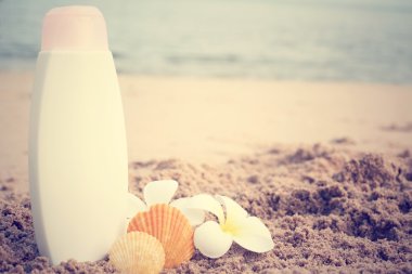 plajda güneş losyonu