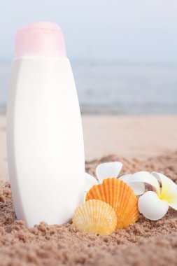 plajda güneş losyonu