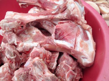 Çiğ domuz kaburgası