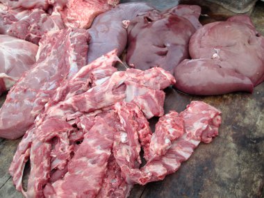 Çiğ domuz kaburgası