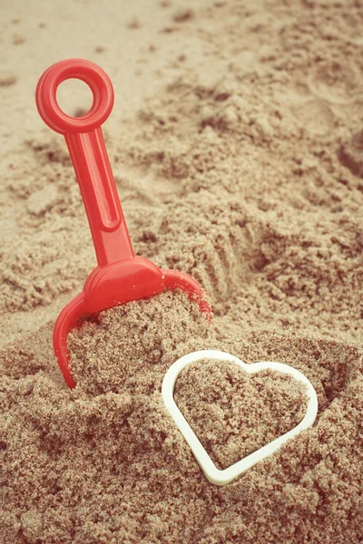 Dětské plážové hračky a srdce — Stock fotografie