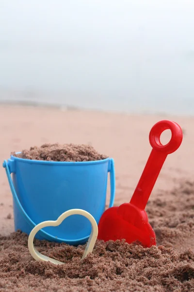 Brinquedos de praia de crianças e coração — Fotografia de Stock