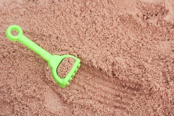 Juguetes de playa para niños en arena — Foto de Stock