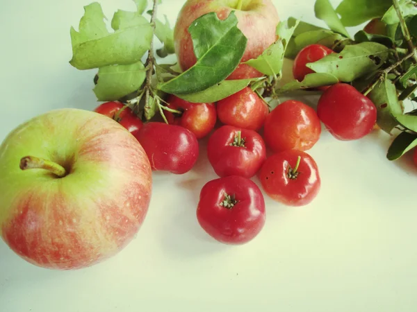 Jablko a cherry — Stock fotografie